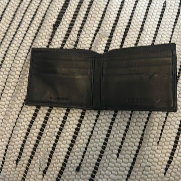 Guess Wallet - Picture 2 of 13